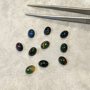 Opale - cabochon ovale 5x7 mm - 1 pezzo